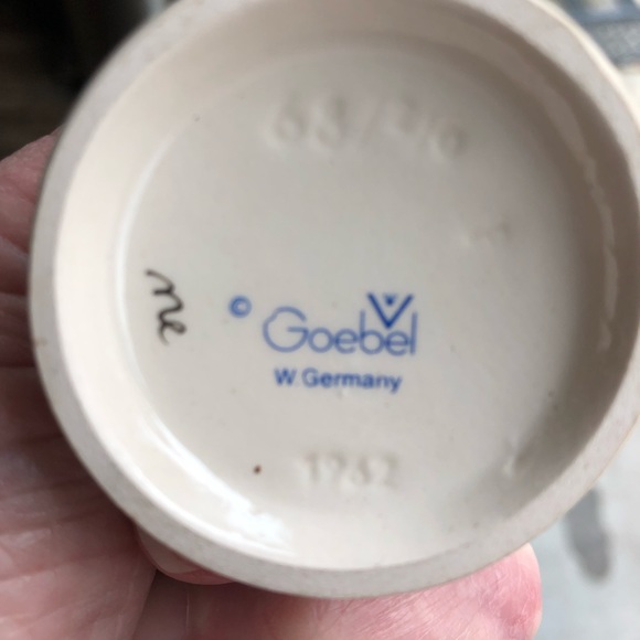 4 1/2 Inch Hummel Figurine, “Lost Sheep”—1962. Perfect Condition. - Picture 3 of 3